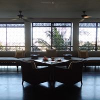 半屋外のリビング、左右にチェストがあり右が冷蔵庫、左がTV