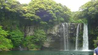 チャーミングな滝と湖