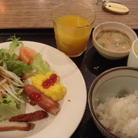 朝食はビュッフェスタイル。地元料理もあります