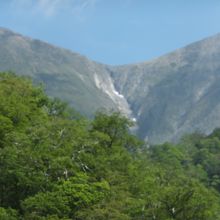 これは五月末、翠明橋公園の天馬街道看板前から。