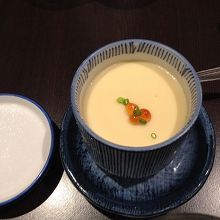 茶碗蒸しはイクラがのって、中には鶏肉が入っていました