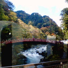 周囲の紅葉の山々をバックに朱色が映えてました。