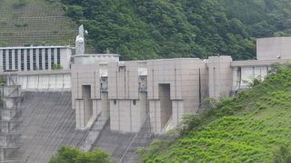 長島ダム防災施設ふれあい館があります