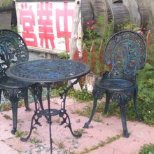 屋外のイスとテーブルの様子