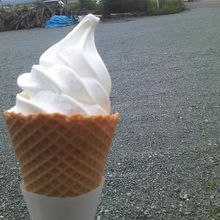 ソフトクリーム（ワッフルコーン）は一つ３００円です