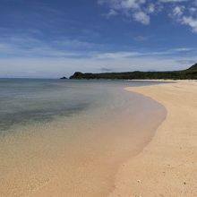 誰もおらず貸切状態の海岸。