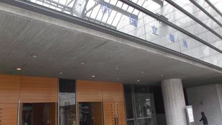 京王新線初台駅に直結、お隣は東京オペラシティ