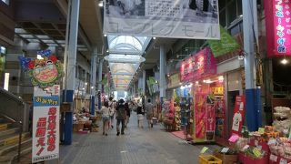 おみやげが揃うアーケード街