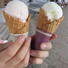 「みるく工房」のアイスクリーム　いちご＆小夏