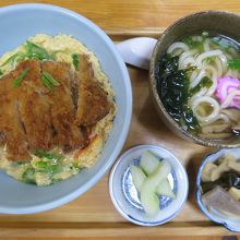 「であいの里」のカツ丼セット￥930