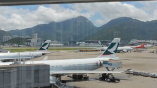 空港内の定食ロースかつカレー＄１１０から