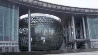 「自然・人・科技」をテーマに天地館、生命館、智慧館、創造館、未来館の5つの展示区と映画館もある。