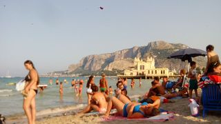 パレルモからバスに乗って海水浴場へ