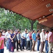 入場券を買い求める行列