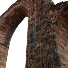 建築物には繊細な彫刻が施されてます