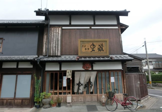 白壁の街の中のそば屋