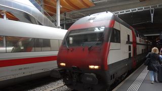 １等車は黄色線が目印です