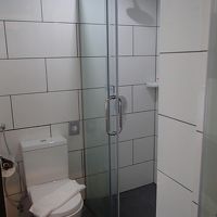 バスルームはシャワーのみ