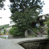 前の渓谷っぽい川と新館