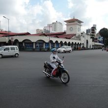 市場前の道路は交通量が多く、横断は命懸け