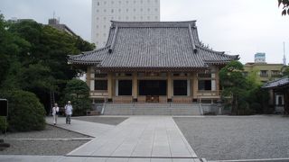 寛政の改革を行った松平定信の墓や大名の墓が多くありま～す。