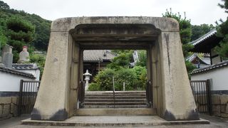 ちょっと驚くのは山門