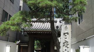 ビルとビルに挟まれて