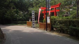 目立つ朱色の鳥居