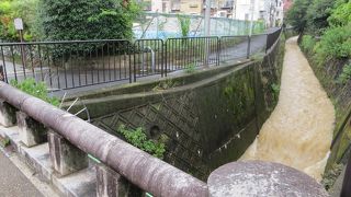 台風11号により竜門橋を流れる瀬戸川も濁流が。