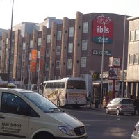 駅横に見慣れたホテルが