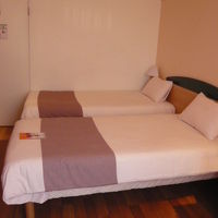 部屋はシンプルで少し狭め