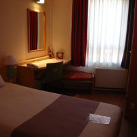 机と椅子はある