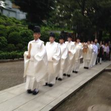 先頭は神主さんたちです