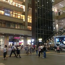 いつも人いっぱいです〜