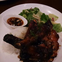 見よ！このボリュームを。3種類の肉が楽しめるトリオをオーダー