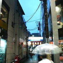 アーケード街から横の路地に入った所に看板が出ています。