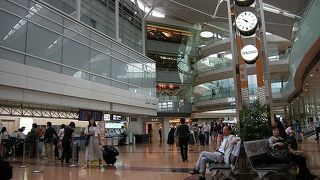 早朝着の国際線から乗り継ぎで、長い待ち時間を潰す場所