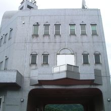 ダムの管理所ですかね。