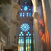 ステンドグラスに西日が差し込む夕方がおすすめ