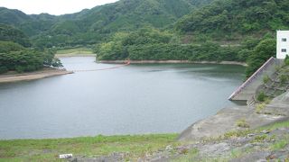 周遊路や公園が整備されているダムです。