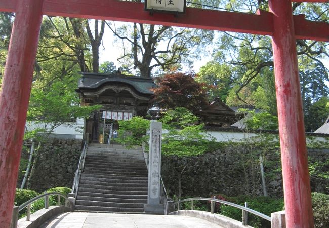 神仏習合の佇まいを残している古刹