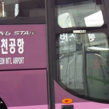 このように側面に行き先の英語表示をしてあるバスもある。