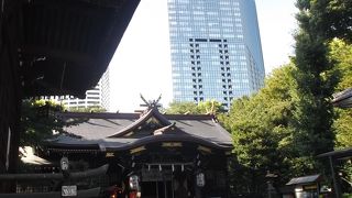 新宿の総鎮守さま・・・ココに。