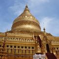 バガンでは少ない黄金の仏塔