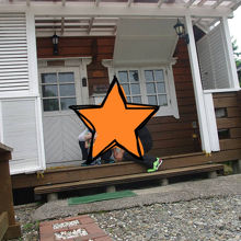 コテージ前にて