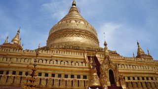 バガンでは少ない黄金の仏塔