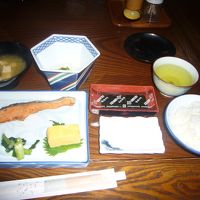 朝食は和食でご飯はお櫃で出てきます。