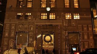 クリスマスデコレーションやパレードも楽しみのひとつ