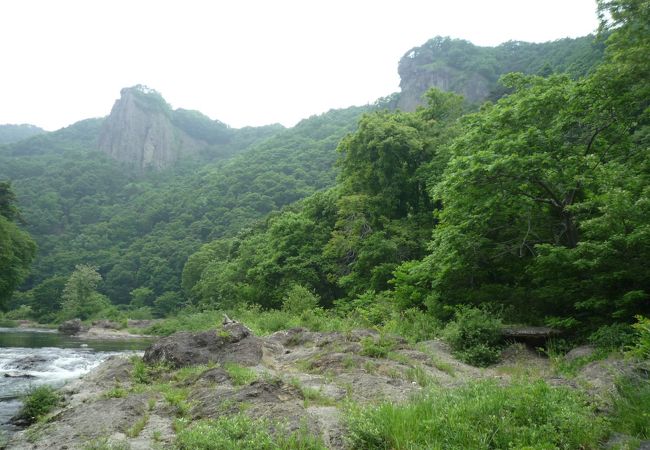 奇岩の望める渓谷