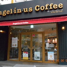 ホテルの隣のスターバックス前交差点を渡るとカフェが